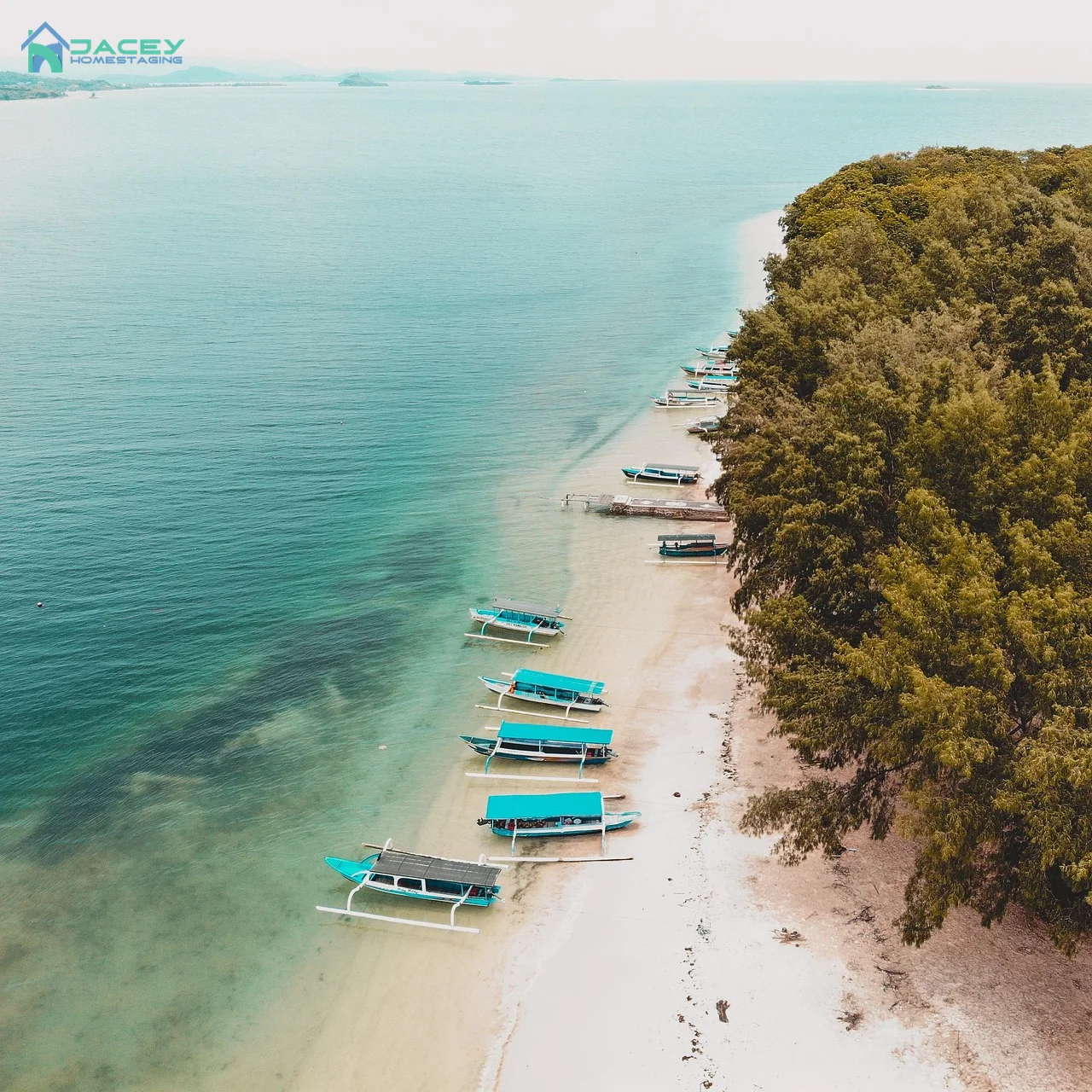 Bãi biển Bali với cát trắng, nước biển xanh ngắt và cây dừa, điểm đến du lịch lý tưởng.