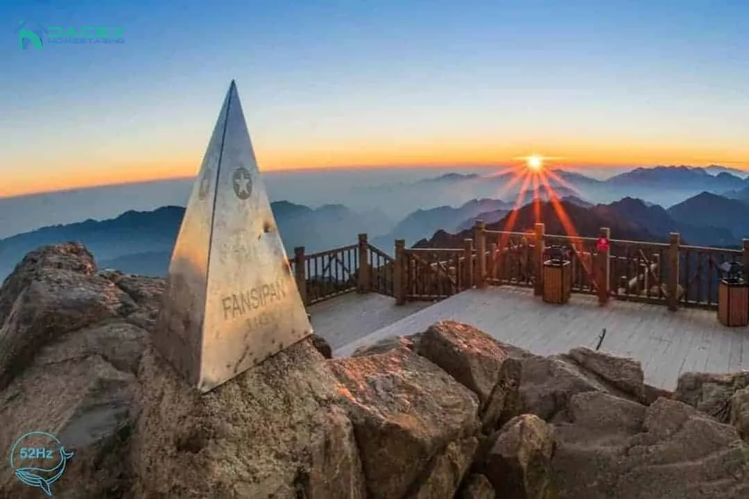 Ngắm bình minh tuyệt đẹp trên đỉnh Fansipan, điểm check-in nổi tiếng khi du lịch Tây Bắc.